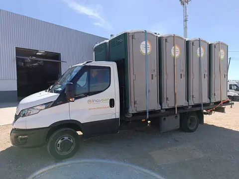 Camião com a marca INOVSAN carregado com cabines sanitárias
