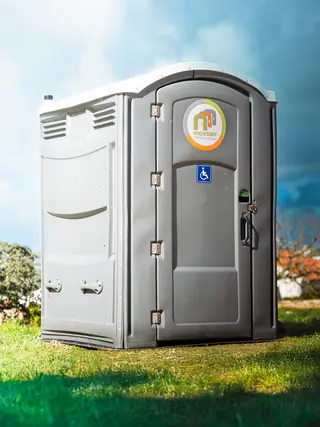 Cabine sanitária para mobilidade reduzida, cinzenta, com o símbolo de acessibilidade na porta